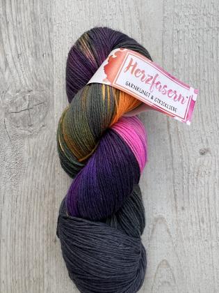 Dieses Garn wurde moeglichst farbecht fotografiert. Je nach Bildschirm koennen die Farben abweichen. Farbtoene in Worten beschrieben: dunkles Grau und Schwarz, kombiniert mit kraeftigem Violett, Pink, leuchtendem Orange und einem Hauch Moosgruen. Jeder St
